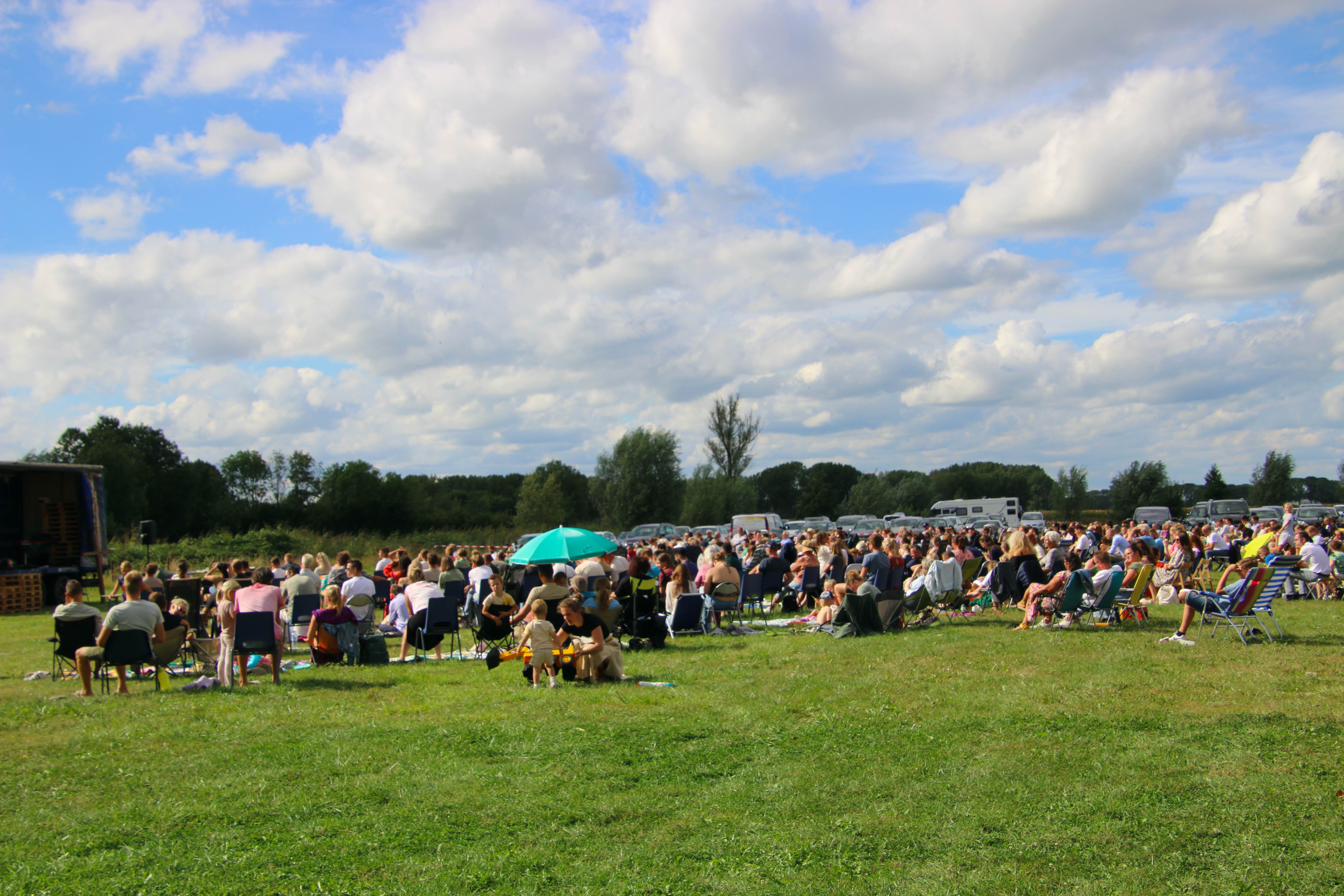 Toehoorders openluchtdienst 1